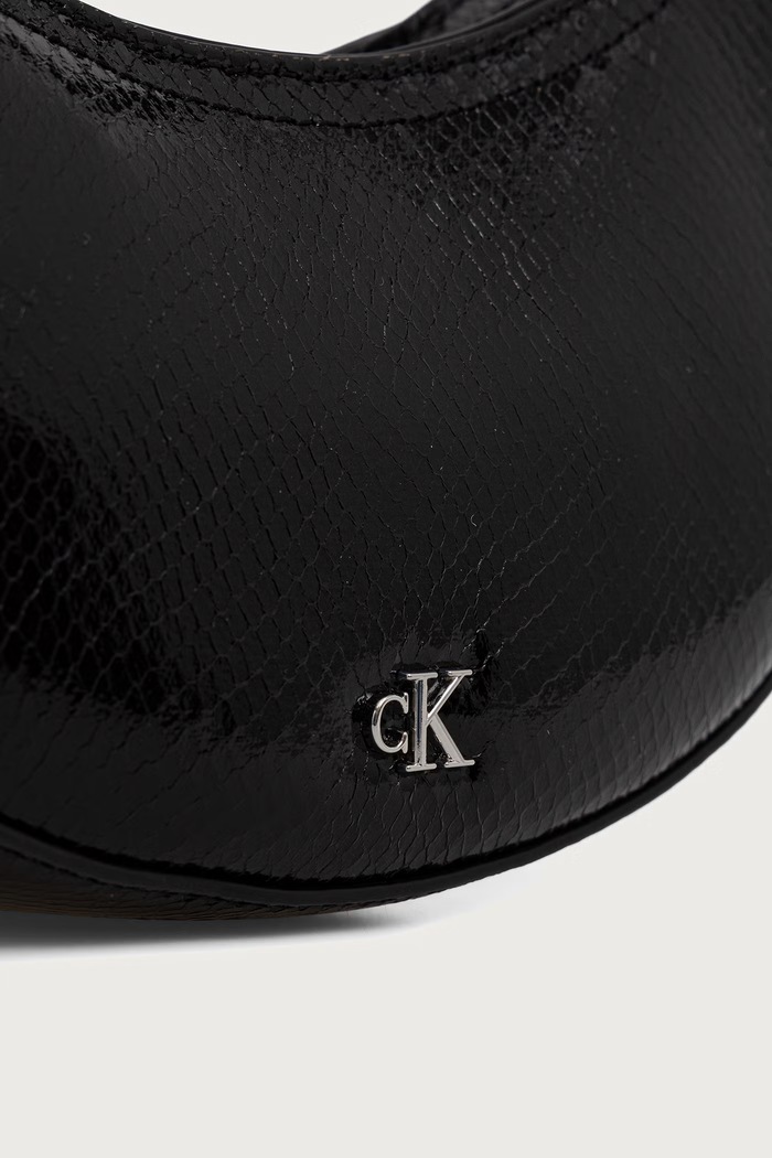 Torebka hobo damska z imitacji skóry Calvin Klein LV04F3860G czarny