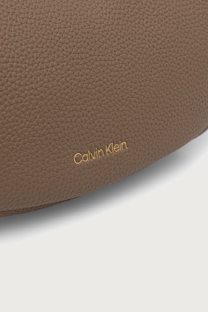 Torebka crossbody damska z imitacji skóry Calvin Klein LV04F3936G beżowy