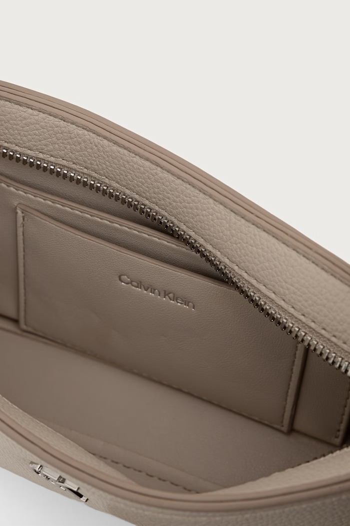 Torebka hobo damska z imitacji skóry Calvin Klein beżowy LV04F4114G