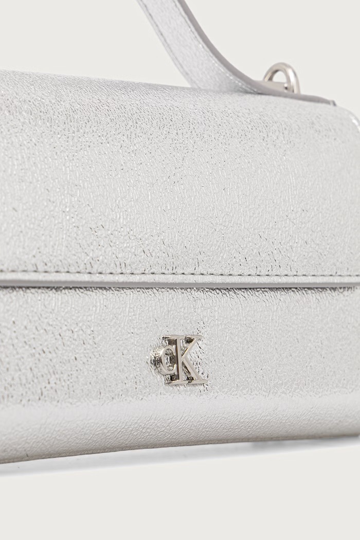 Torebka crossbody damska z imitacji skóry Calvin Klein LV04F1403G srebrny