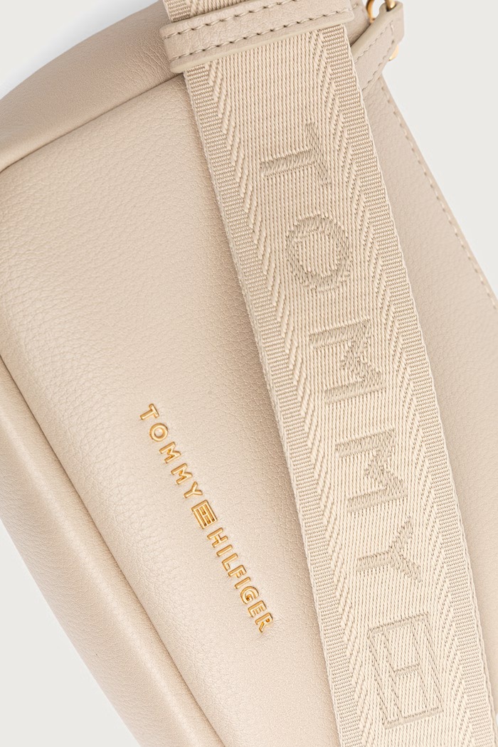 Torebka crossbody damska z imitacji skóry ESSENTIAL Tommy Hilfiger AW0AW19402 beżowy