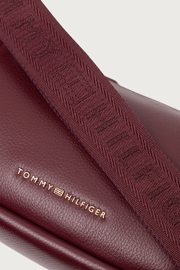 Crossbody kabelka dámska z imitácie kože ESSENTIAL Tommy Hilfiger AW0AW19402 burgundské
