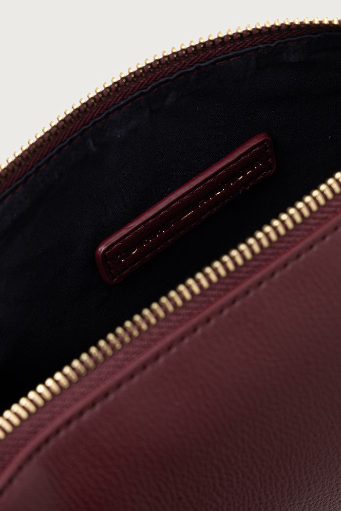 Crossbody kabelka dámska z imitácie kože ESSENTIAL Tommy Hilfiger burgundské AW0AW19402