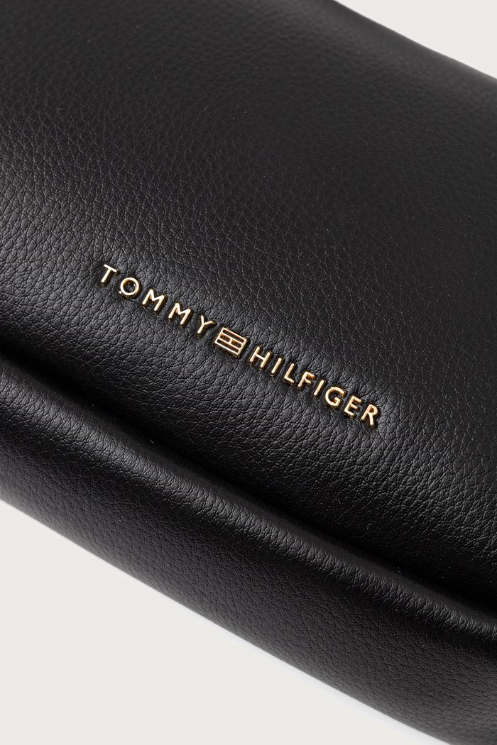 Crossbody kabelka dámska z imitácie kože ESSENTIAL Tommy Hilfiger AW0AW19402 čierna