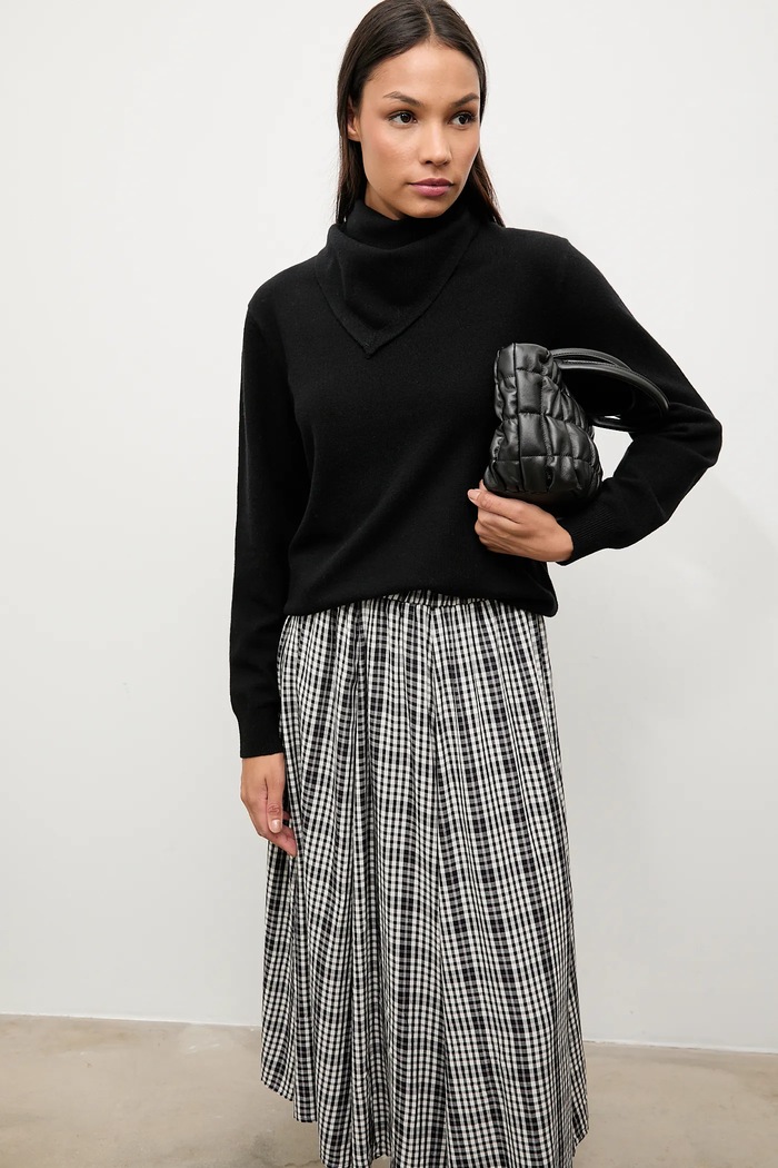 Answear.LAB sweter z wełny merino z apaszką czarny WA25-SWD029