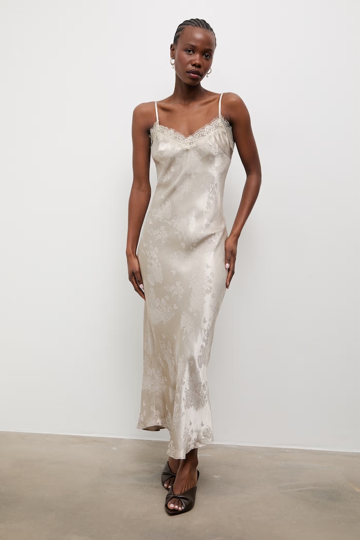 Answear.LAB Рокля бельо с добавен лен NewSlipDress.hak бежов WS26