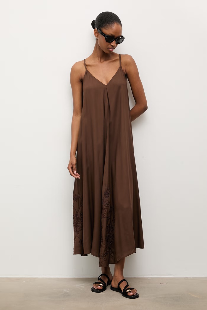 Answear.LAB rochie din vâscoză V/33983 maro WS26