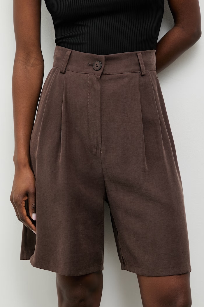 Answear.LAB pantaloni scurți eleganți pentru femei, cu vâscoză maro 95067.iak