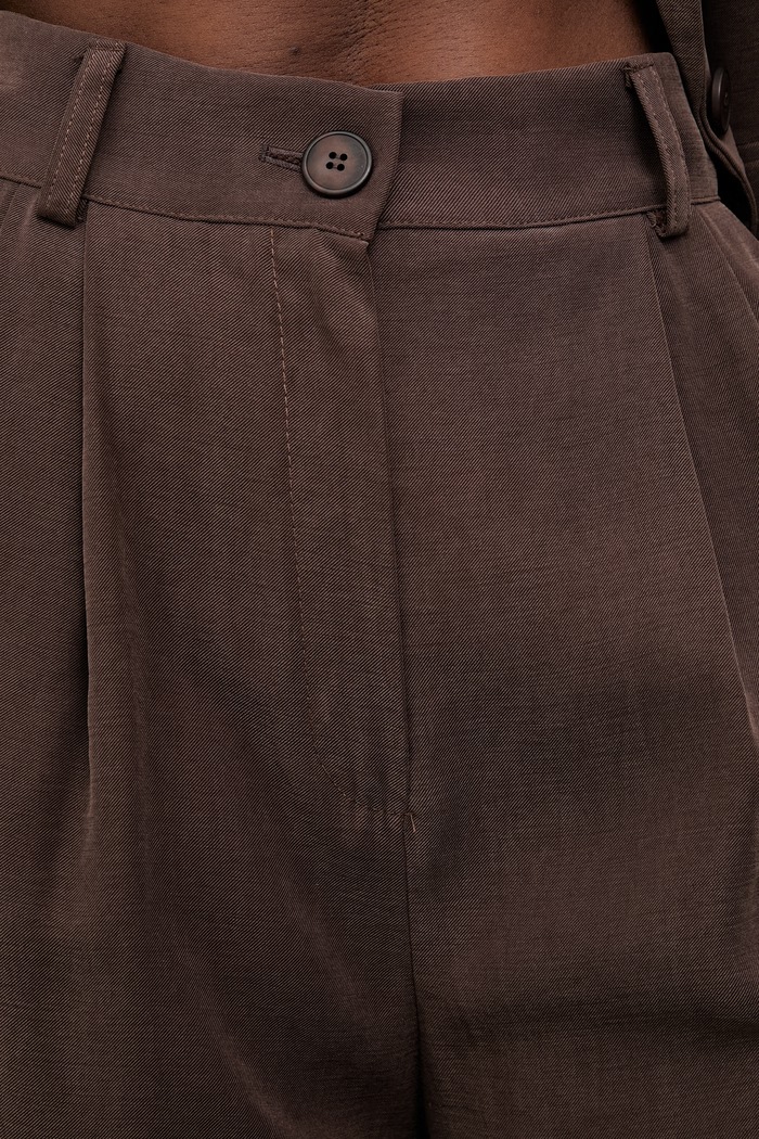 Answear.LAB pantaloni scurți eleganți pentru femei, cu vâscoză 95067.iak maro