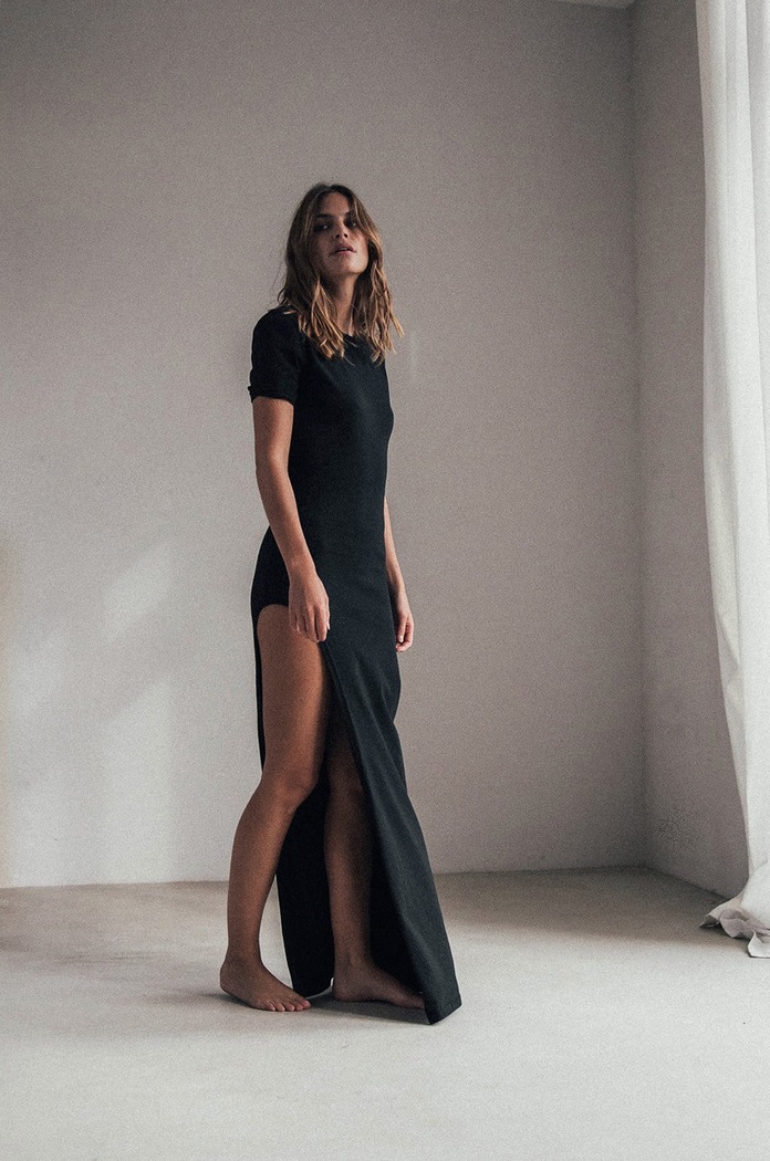 MUUV sukienka SIDE SLIT z elastanem czarny sukienka.SIDE.SLIT