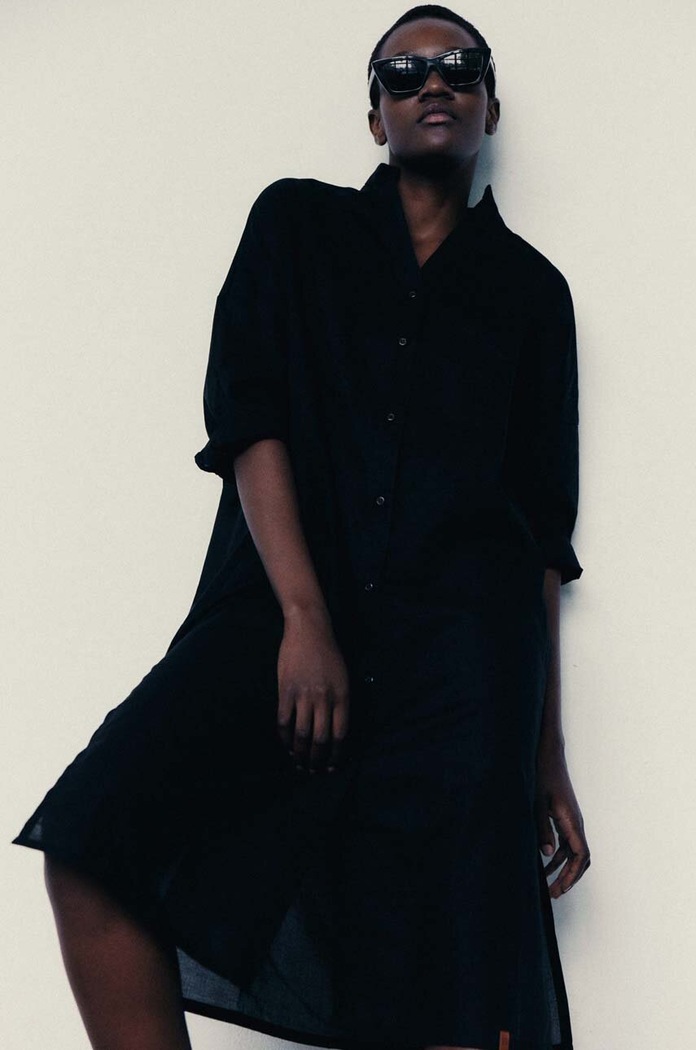 Bombažna obleka MUUV. Oversize črna suk.dl.BEACHSHIRT.black