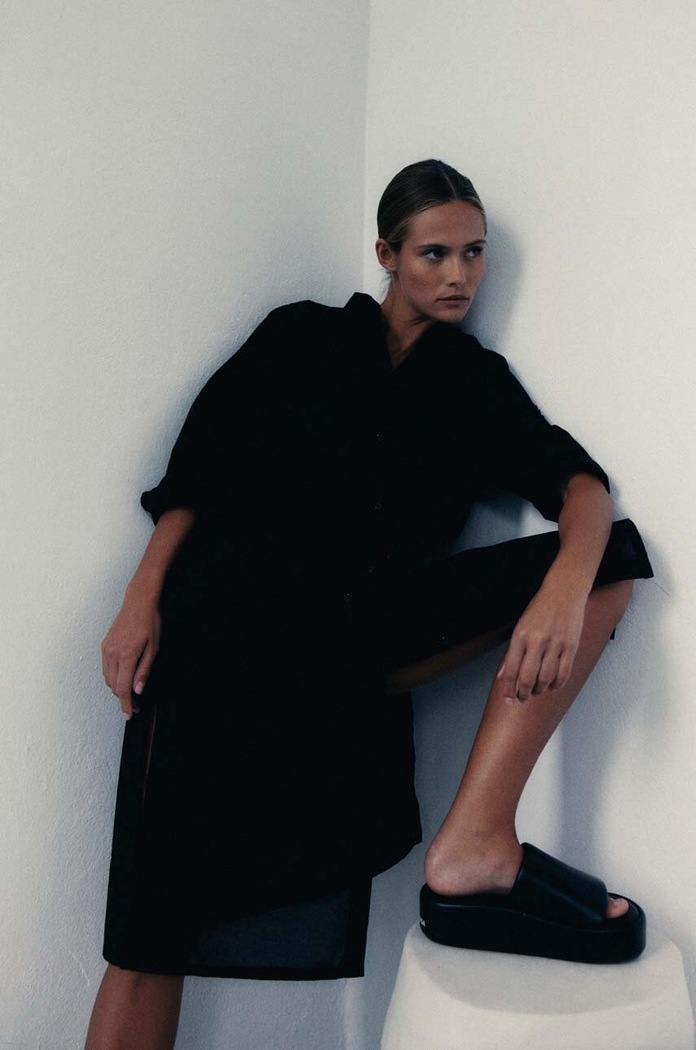 Bombažna obleka MUUV. suk.dl.BEACHSHIRT.black črna ZA00