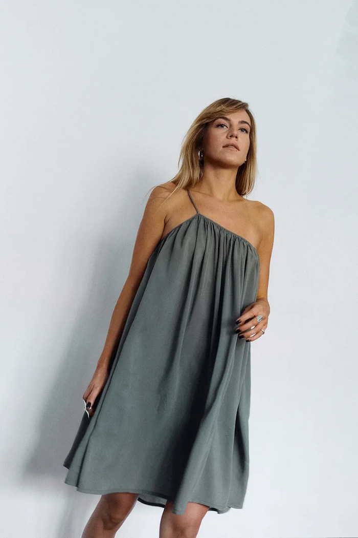 Muuv rochie evazată din vâscoză AISE sukienka.krotka.AISE verde ZS26