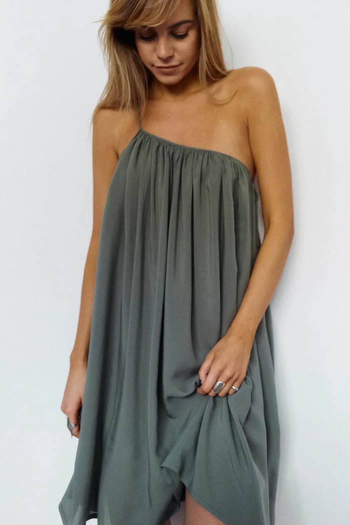Muuv rochie evazată din vâscoză AISE verde sukienka.krotka.AISE