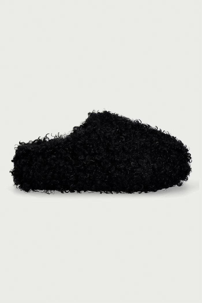 Goe Kapcie damskie UU2N4502.BLACK czarny ZW26