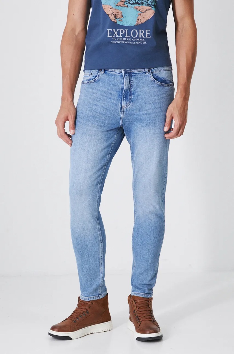 THEREDTHREAD S V-shape denim 1 ブルー　Blue Jeansy męskie tapered z efektem sprania kolor niebieski