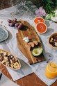 DOIY deska do serwowania z wbudowanym nożykiem brązowy DYBOARDTA