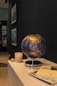 Salon i sypialnia Troika globus dekoracyjny z metalu szczotkowanego 25 x 25 x 32 cm TRG2511C.P2P2.CH multicolor