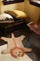 Doing Goods dywanik wełniany Pinky Lion Rug 1.45.10.042.030.3