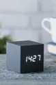 Stolni sat Gingko Design Cube Click Clock crna