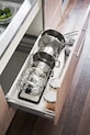 Yamazaki organizer na pokrywki i patelnie rozkładany Tower 45-82 x 20 x 17,5 cm 3841 czarny AA00