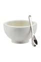 Bahne un vas cu o lingură alb 4971720