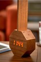 Gingko Design lampă fără fir cu ceas cu alarmă Octagon Plus Clock Desk Light G012CH