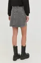Rifľová sukňa Karl Lagerfeld  Základná látka: 98% Bavlna, 2% Elastan Podšívka: 65% Polyester, 35% Bavlna Prvky: 99% Bavlna, 1% Elastan