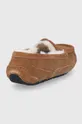 Dječje kućne papuče od brušene kože UGG Ascot  Vanjski dio: Brušena koža Unutrašnji dio: Vuna Potplata: Sintetički materijal