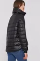 Calvin Klein rövid kabát  Bélés: 100% poliészter Kitöltés: 100% poliészter Jelentős anyag: 100% poliamid Betétek: 5% elasztán, 76% poliamid, 19% poliészter
