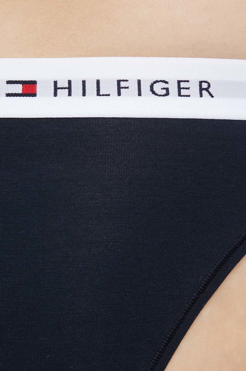 Kalhotky Tommy Hilfiger  Hlavní materiál: 53% Bavlna, 35% Modal, 12% Elastan Vložka: 100% Bavlna Provedení: 75% Polyamid, 16% Polyester, 9% Elastan
