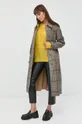Obojstranný kabát Victoria Beckham  1. látka: 100% Panenská vlna 2. látka: 100% Bavlna 3. látka: 70% Bavlna, 30% Polyamid