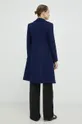 Vlnený kabát Elisabetta Franchi  Základná látka: 75 % Panenská vlna, 25 % Polyamid Podšívka: 100 % Polyester Podšívka rukáva: 97 % Polyester, 3 % Elastan