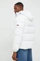 Пуховая куртка Tommy Jeans  Основной материал: 100% Полиэстер Подкладка: 100% Полиэстер Наполнитель: 70% Гусиный пух, 30% Перо
