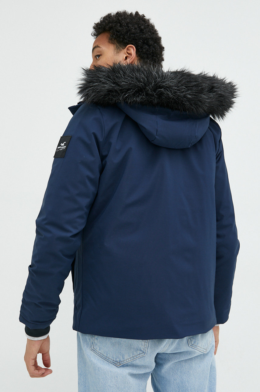 Bunda Hollister Co.  Hlavní materiál: 100% Polyester Podšívka: 100% Polyester Výplň: 100% Recyklovaný polyester Umělá kožešina: 86% Modacryl, 14% Polyester