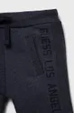 Guess spodnie dresowe dziecięce  Materiał 1: 60 % Bawełna, 40 % Poliester Materiał 2: 98 % Bawełna, 2 % Poliester