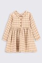 Coccodrillo sukienka bawełniana niemowlęca ZC2128101RON beżowy AW22
