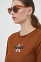 Βαμβακερή μπλούζα με μακριά μανίκια Calvin Klein Jeans καφέ J20J222717