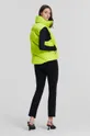 Páperová vesta Karl Lagerfeld  Základná látka: 100 % Nylón Podšívka: 55 % Recyklovaný polyester, 45 % Viskóza Výplň: 70 % Recyklované kačacie páperie, 30 % Recyklované perie