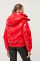 Pernata jakna Karl Lagerfeld  Temeljni materijal: 100% Reciklirani poliamid Postava: 55% Reciklirani poliester, 45% Viskoza Ispuna: 70% Reciklirano pačje paperje, 30% Reciklirano perje