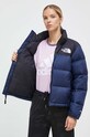 Pernata jakna The North Face NF0A3XEO92A1 mornarsko plava