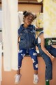 Mini Rodini bezrękawnik jeansowy dziecięcy Mini Rodini x Wrangler bez kaptura niebieski 2381010360