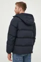 Пуховая куртка Tommy Hilfiger Основной материал: 86% Полиэстер, 14% Термопластичный полиуретан (ТПУ) Подкладка: 100% Полиэстер Наполнитель: 70% Утиный пух, 30% Утиное перо