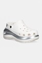 Παντόφλες Crocs Mega Crush Metallic Clog ίσια πλατφόρμα λευκό 210368.138