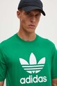 Хлопковая футболка adidas Originals зелёный IR8012