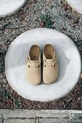 Birkenstock klapki zamszowe Boston beżowy 1030855
