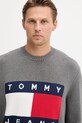 Βαμβακερό πουλόβερ Tommy Jeans γκρί DM0DM22105