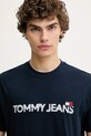 Bavlněné tričko Tommy Jeans námořnická modř DM0DM21585