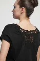 czarny T-shirt bawełniany damski z ozdobną aplikacją z koronki kolor czarny
