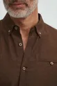 Ľanová košeľa pánska s golierom button-down hnedá farba
